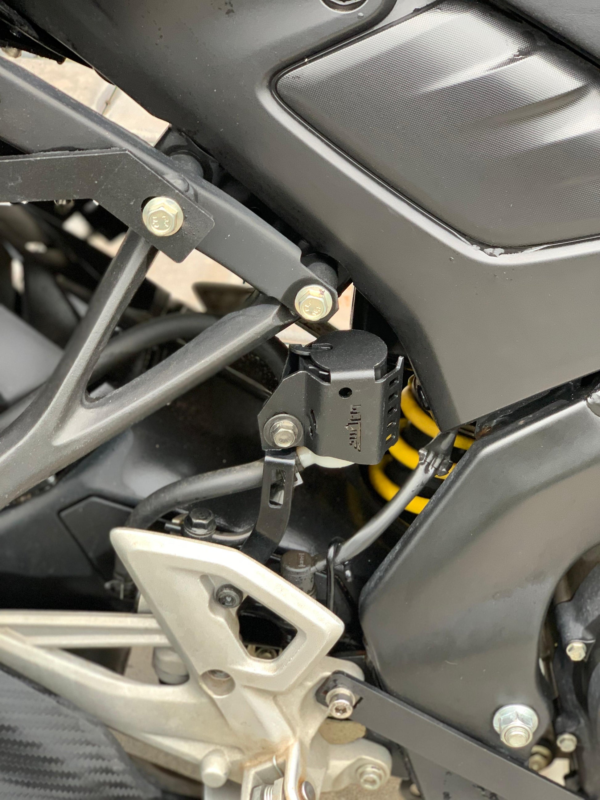 mt 15 oil container guard