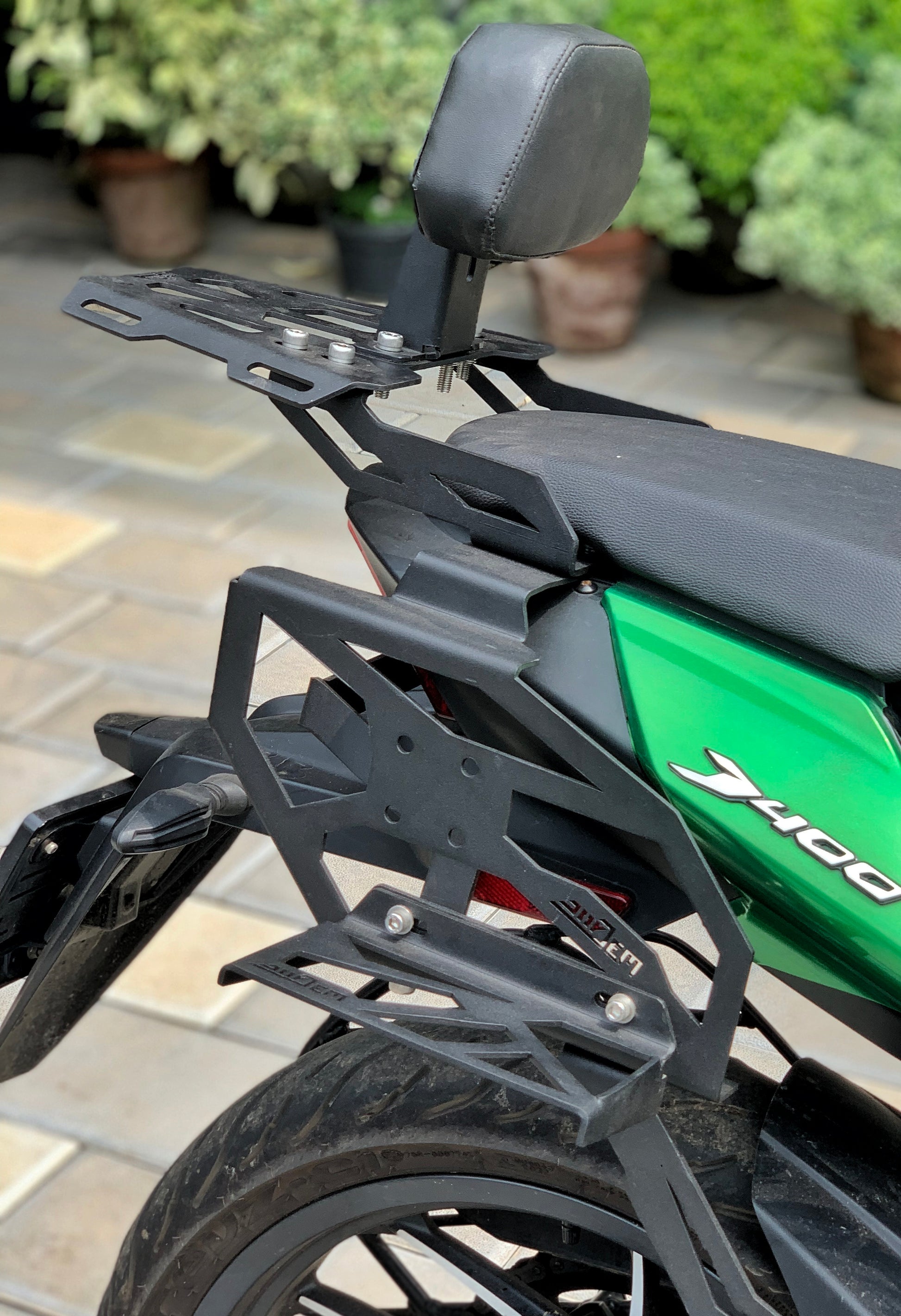 bajaj dominar saddle stay