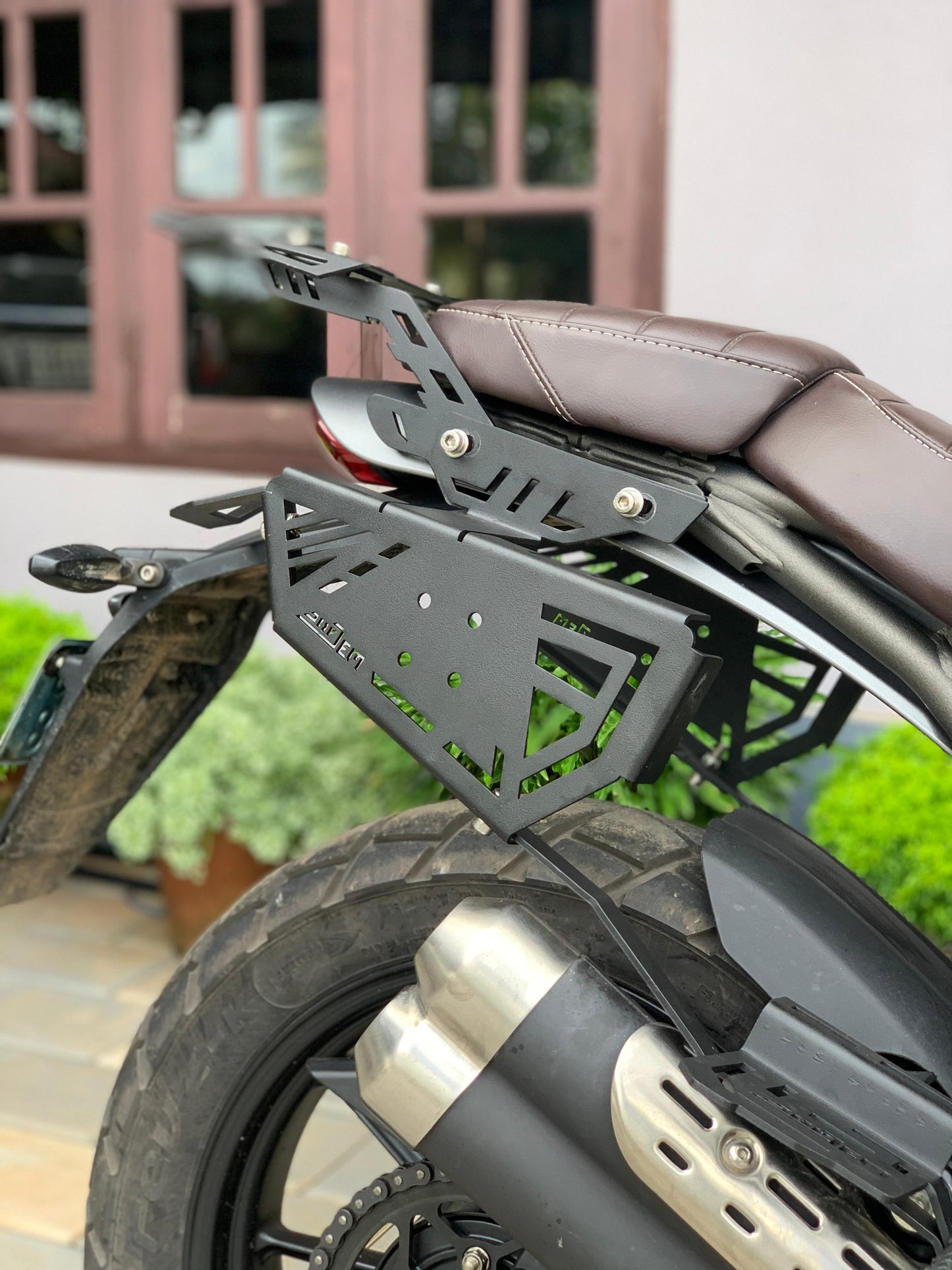 scrambler saddle stay